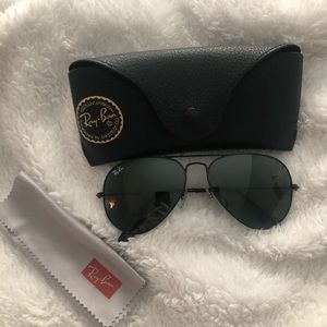 Black Ray-Bans